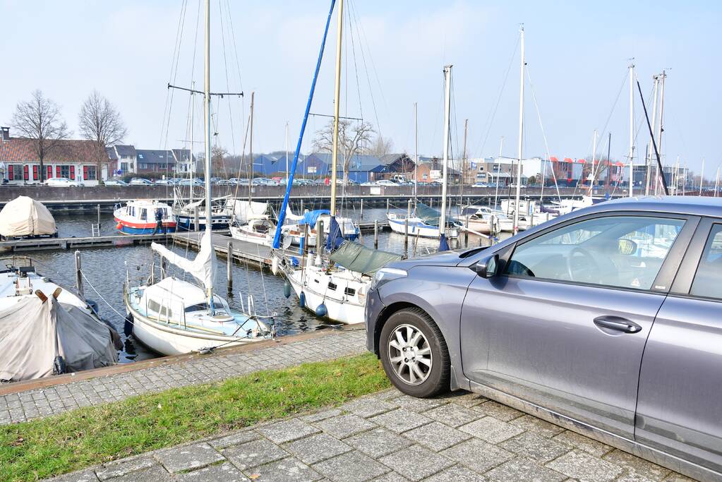 Drie auto's zwaar beschadigd bij crash (Huizen)