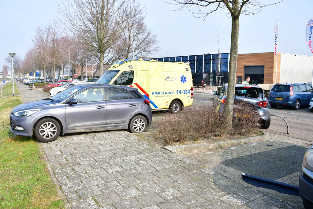Drie auto's zwaar beschadigd bij crash (Huizen)
