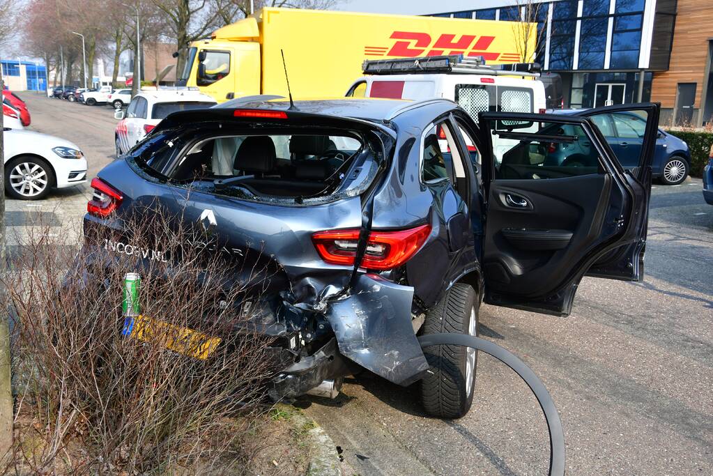 Drie auto's zwaar beschadigd bij crash (Huizen)