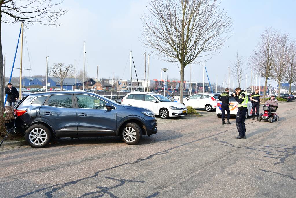 Drie auto's zwaar beschadigd bij crash (Huizen)