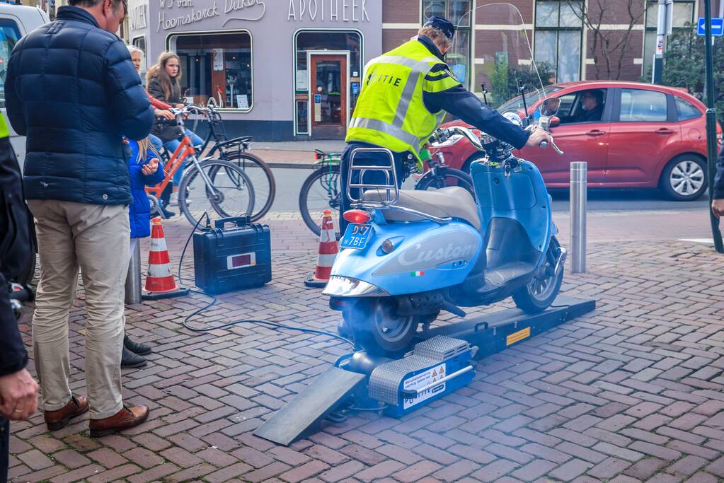 Grote brommer- en scootercontrole (Hilversum)