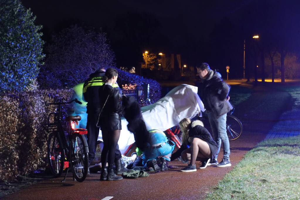 Jongedame ten val en buiten westen na viering carnaval (Barneveld)