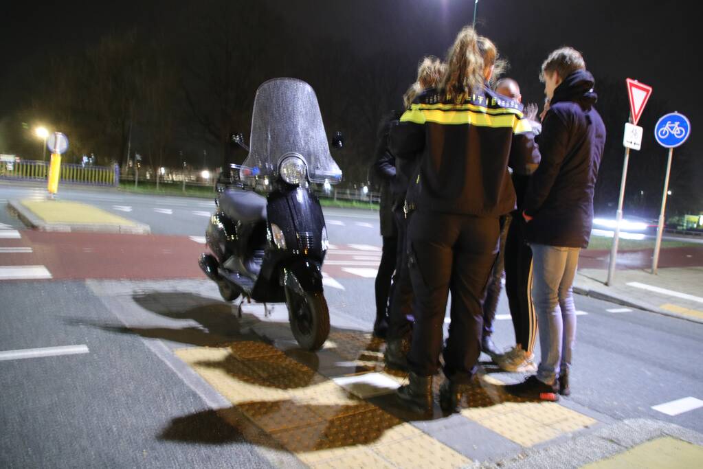 Doorrijdende gele bestelbus rijdt snorscooter aan (Veenendaal)