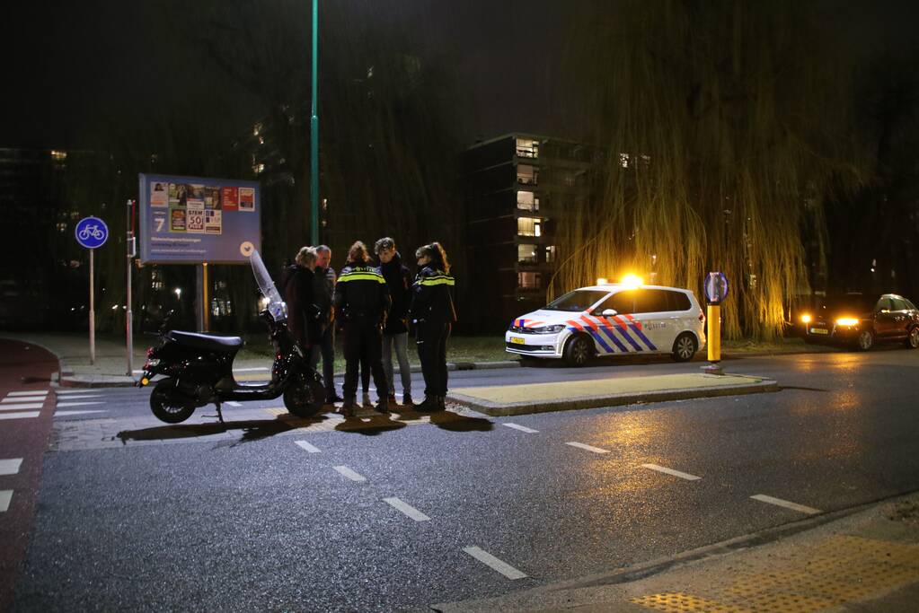 Doorrijdende gele bestelbus rijdt snorscooter aan (Veenendaal)