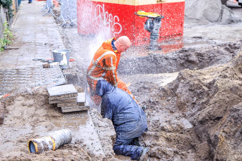 Hoofdwaterleiding geraakt bij graafwerkzaamheden (Amersfoort)