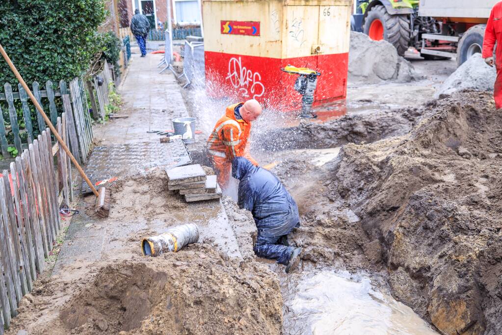 Hoofdwaterleiding geraakt bij graafwerkzaamheden (Amersfoort)
