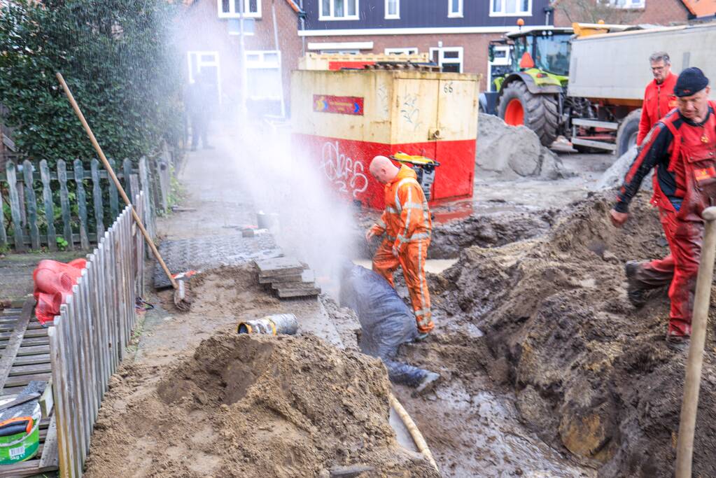 Hoofdwaterleiding geraakt bij graafwerkzaamheden (Amersfoort)