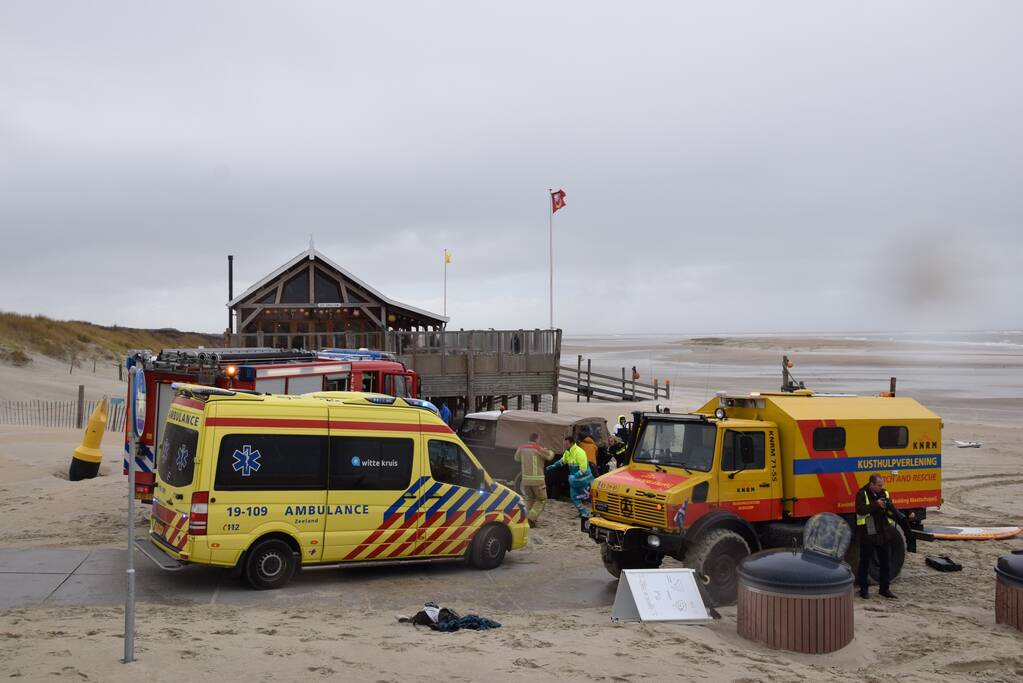 Mensen en honden vast op zandplaat, vrouw is overleden
