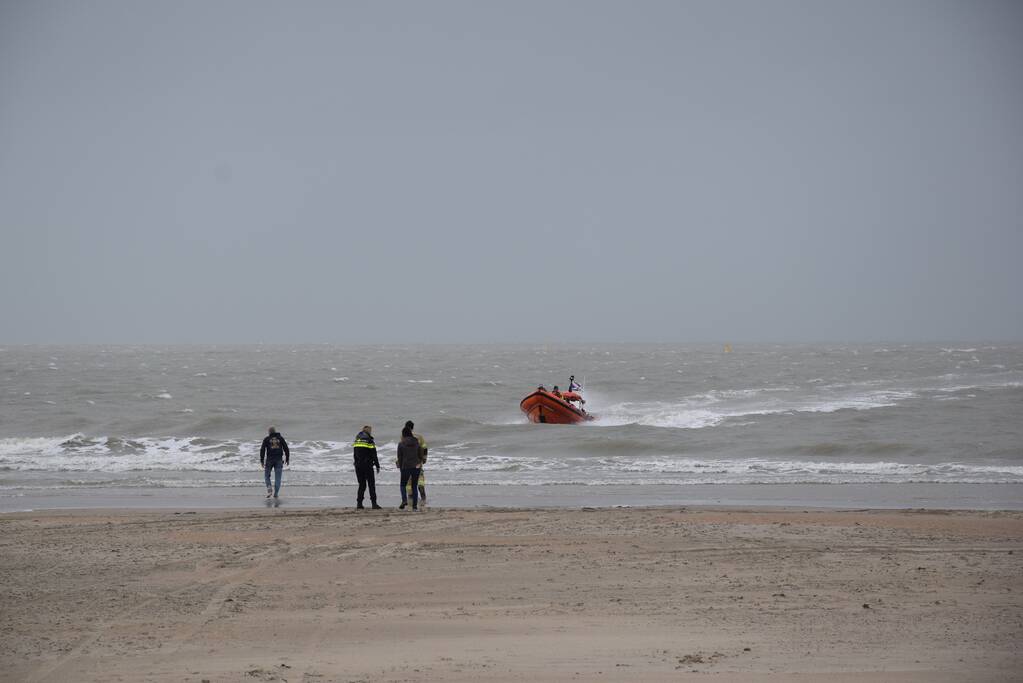Mensen en honden vast op zandplaat, vrouw is overleden