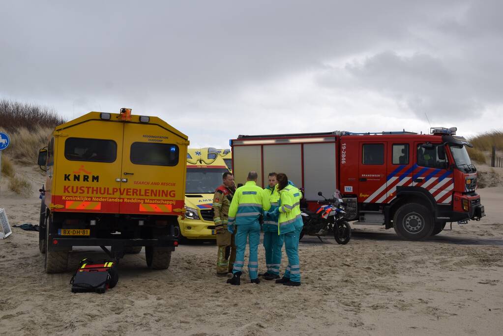 Mensen en honden vast op zandplaat, vrouw is overleden