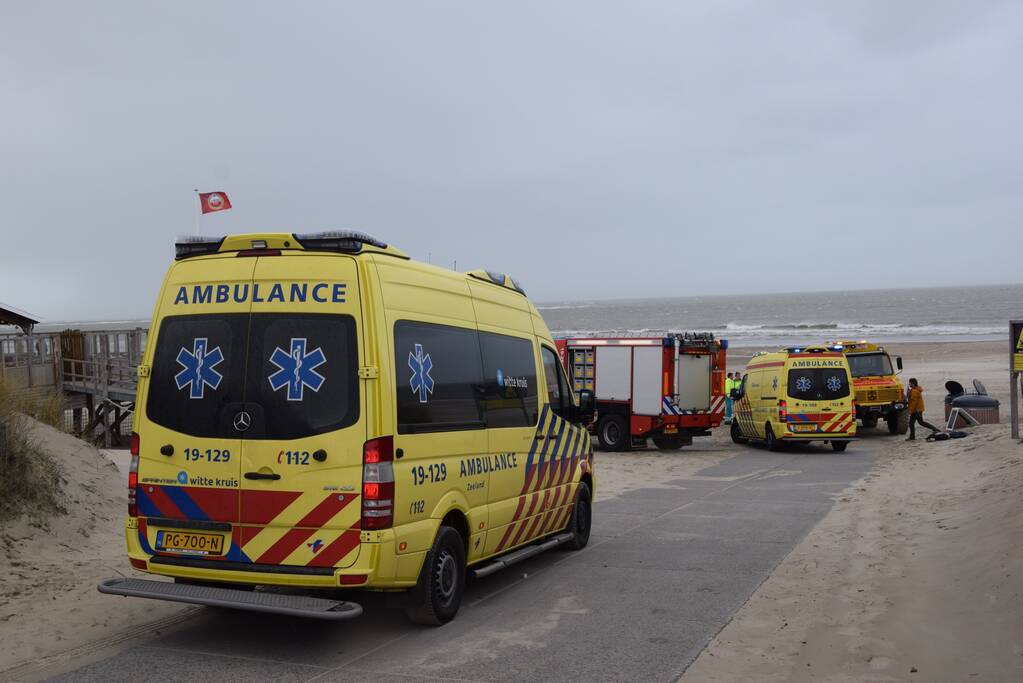 Mensen en honden vast op zandplaat, vrouw is overleden