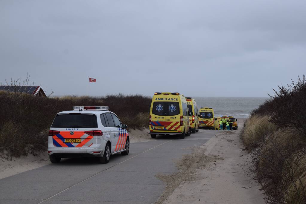Mensen en honden vast op zandplaat, vrouw is overleden
