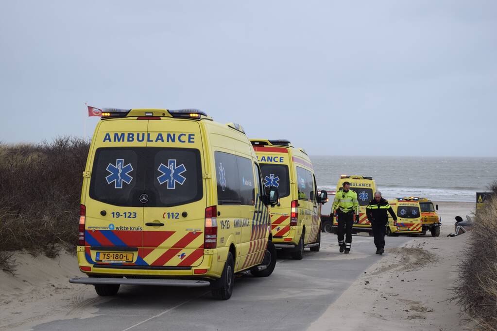 Mensen en honden vast op zandplaat, vrouw is overleden