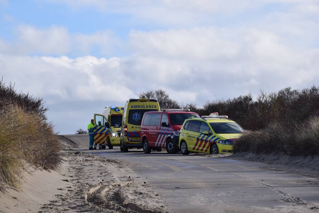 Mensen en honden vast op zandplaat, vrouw is overleden