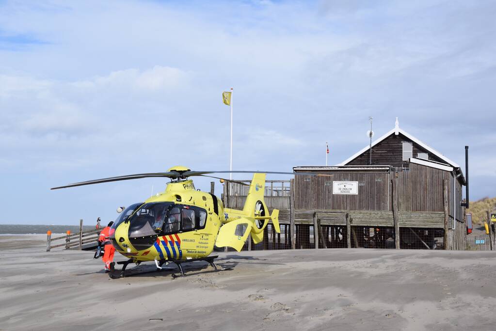 Mensen en honden vast op zandplaat, vrouw is overleden