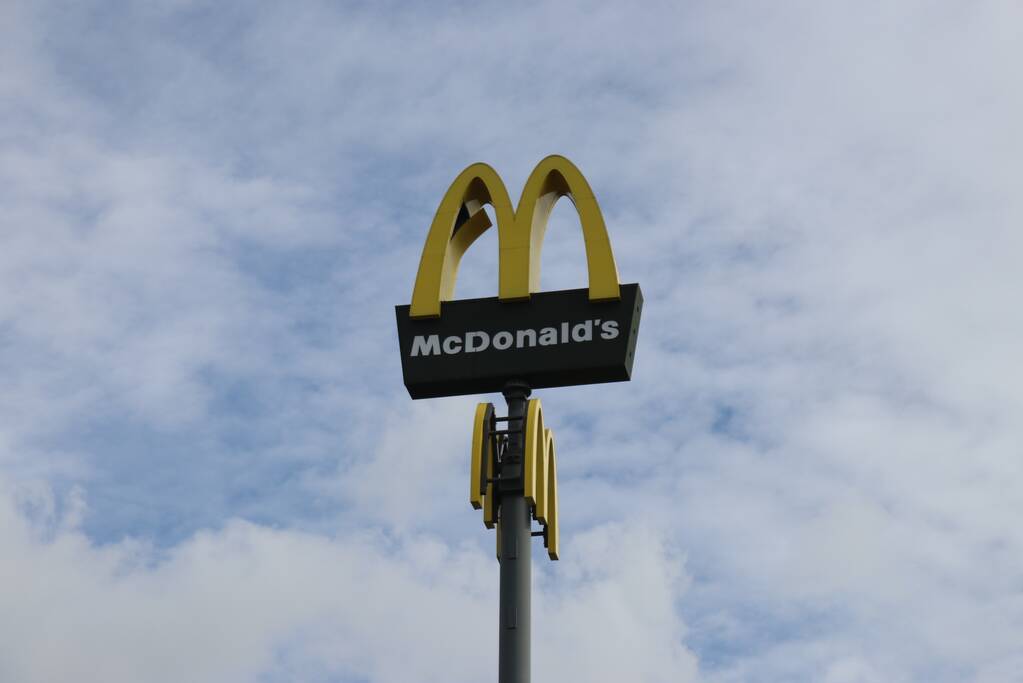McDonald's bord hangt los