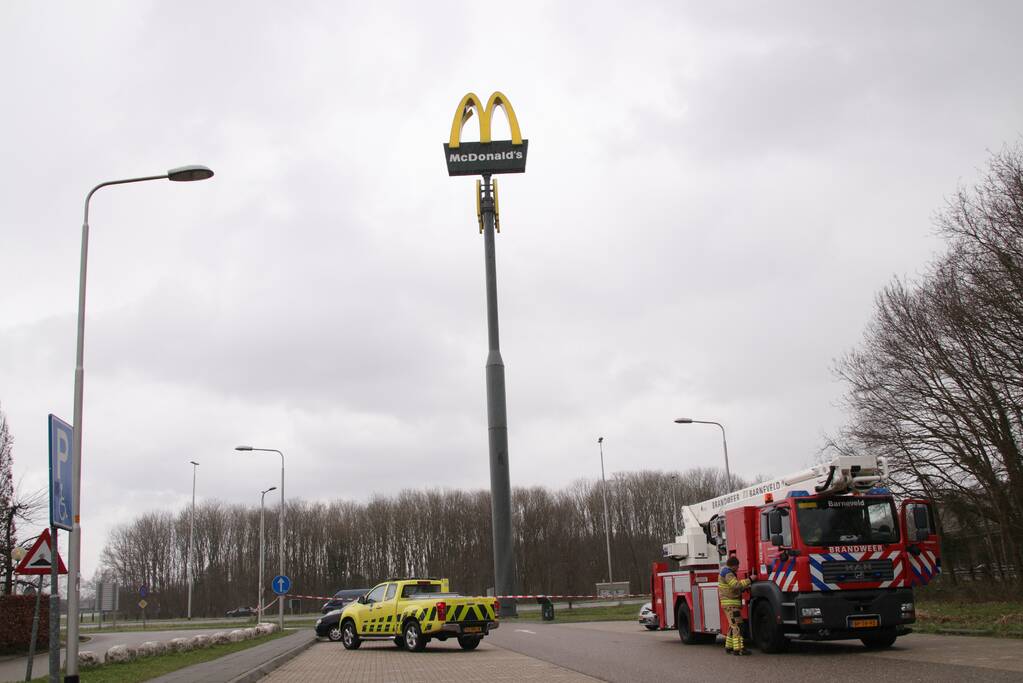 McDonald's bord hangt los