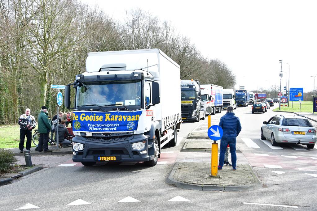 30ste Gooise Karavaan toeterend door de regio