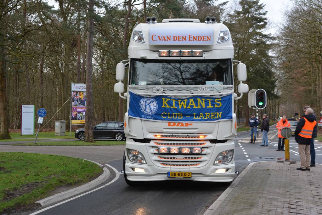 30ste Gooise Karavaan toeterend door de regio