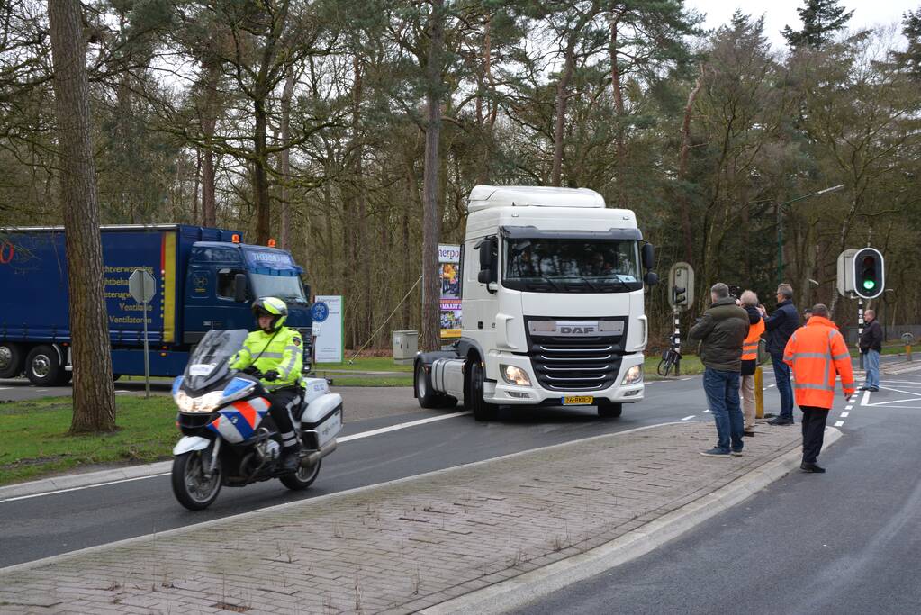 30ste Gooise Karavaan toeterend door de regio
