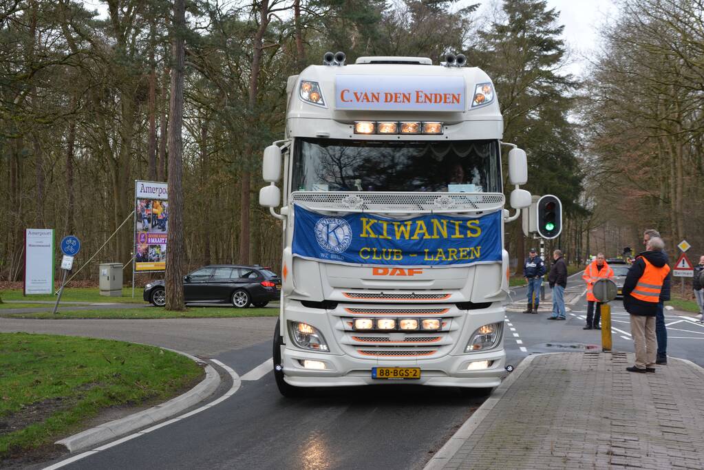 30ste Gooise Karavaan toeterend door de regio