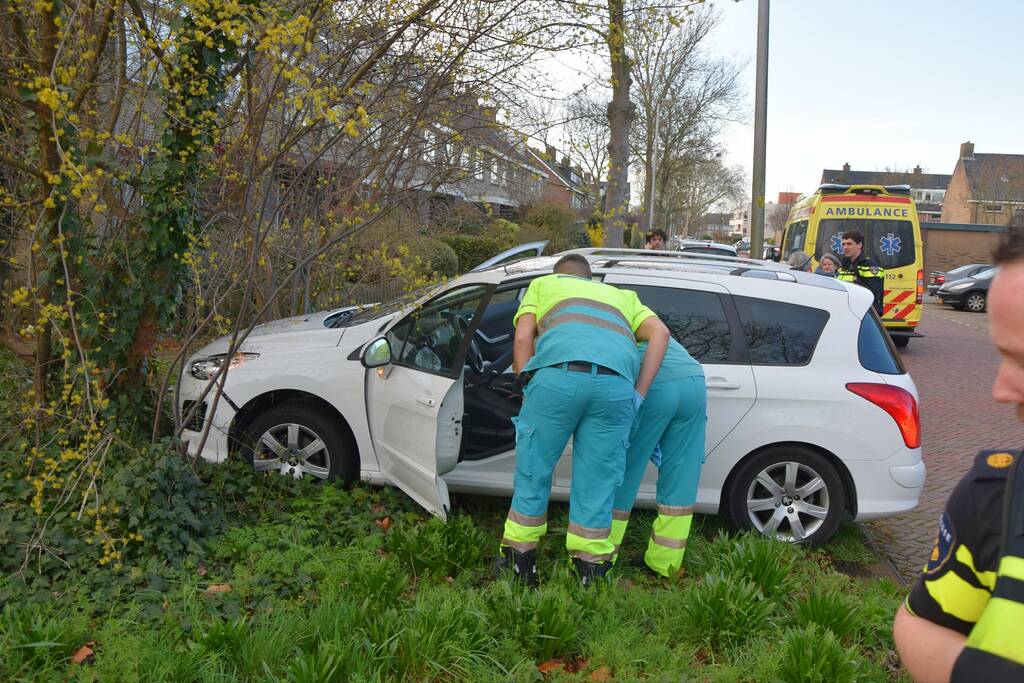 Automobilist schiet van de weg en belandtt in bosschage