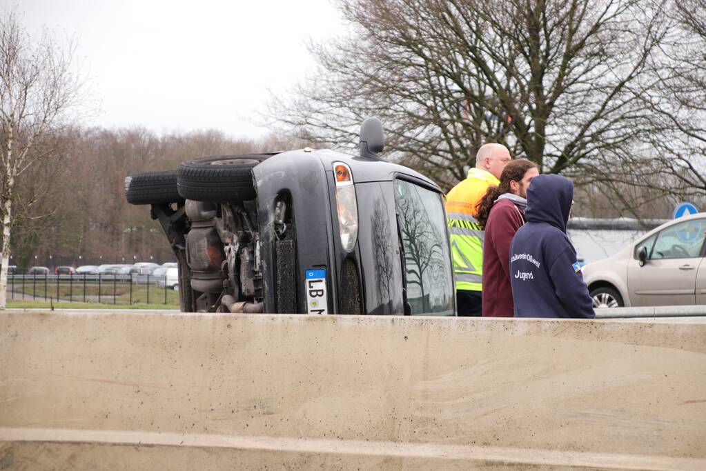 Auto vliegt over middengelijder en belandt op zijkant