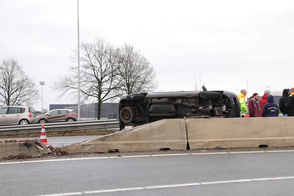 Auto vliegt over middengelijder en belandt op zijkant