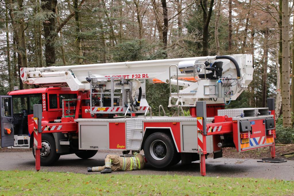 Hoogwerker weigert dienst om een grote boom met schade te vellen