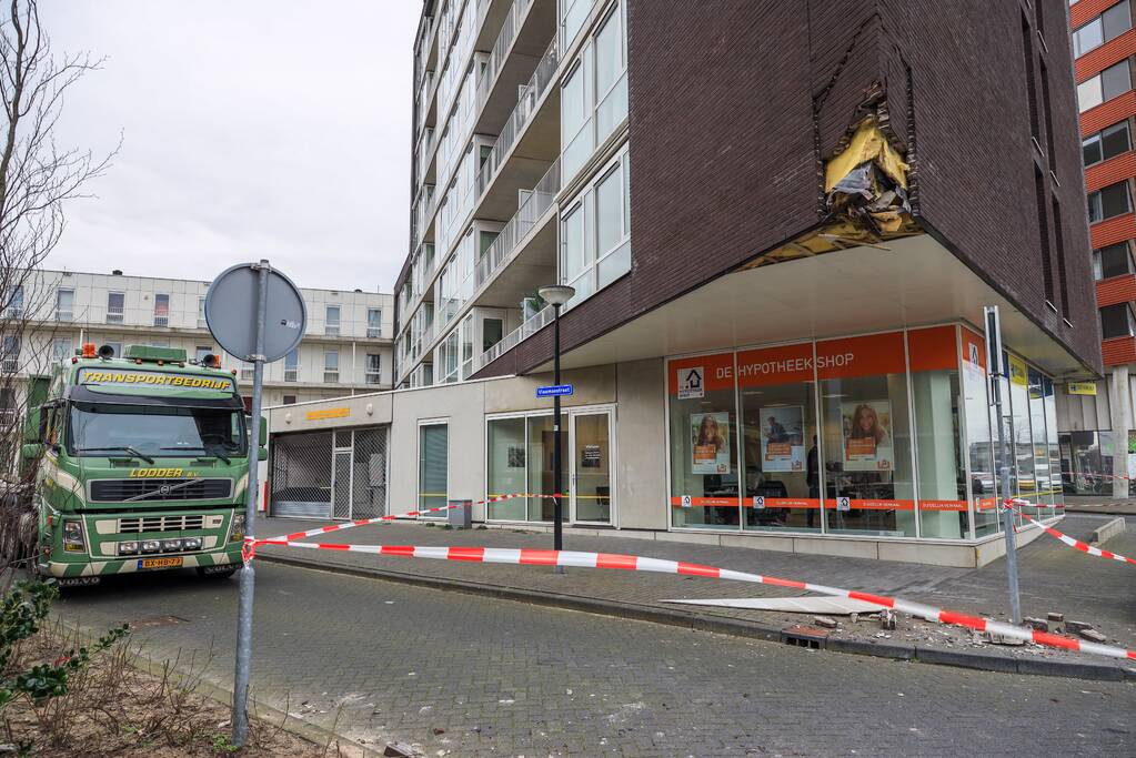 Vrachtwagen ramt gevel van appartementencomplex