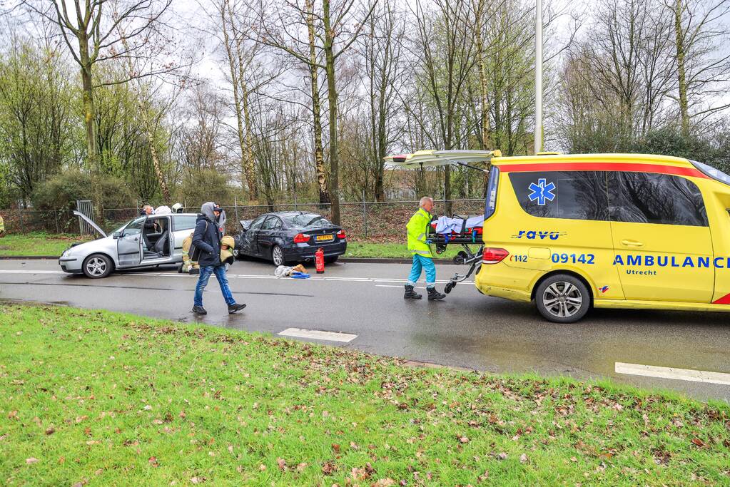 Twee auto's frontaal gebotst