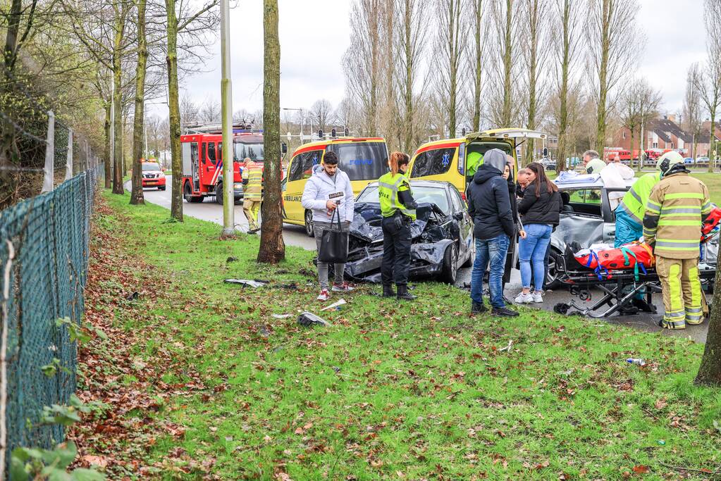 Twee auto's frontaal gebotst