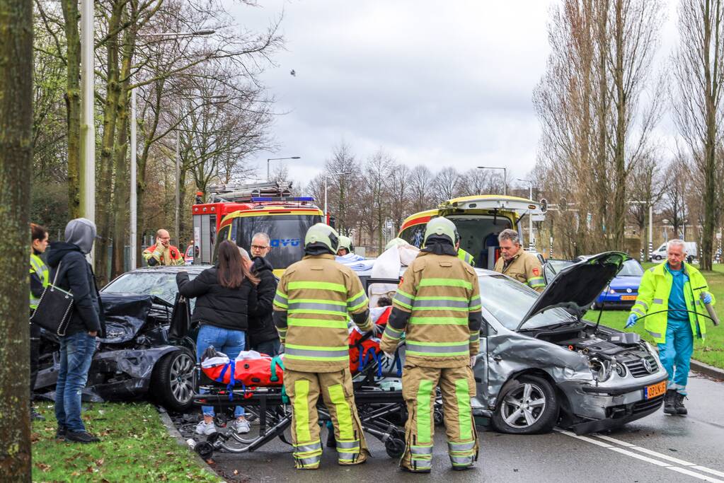 Twee auto's frontaal gebotst