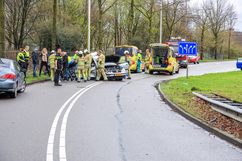 Twee auto's frontaal gebotst