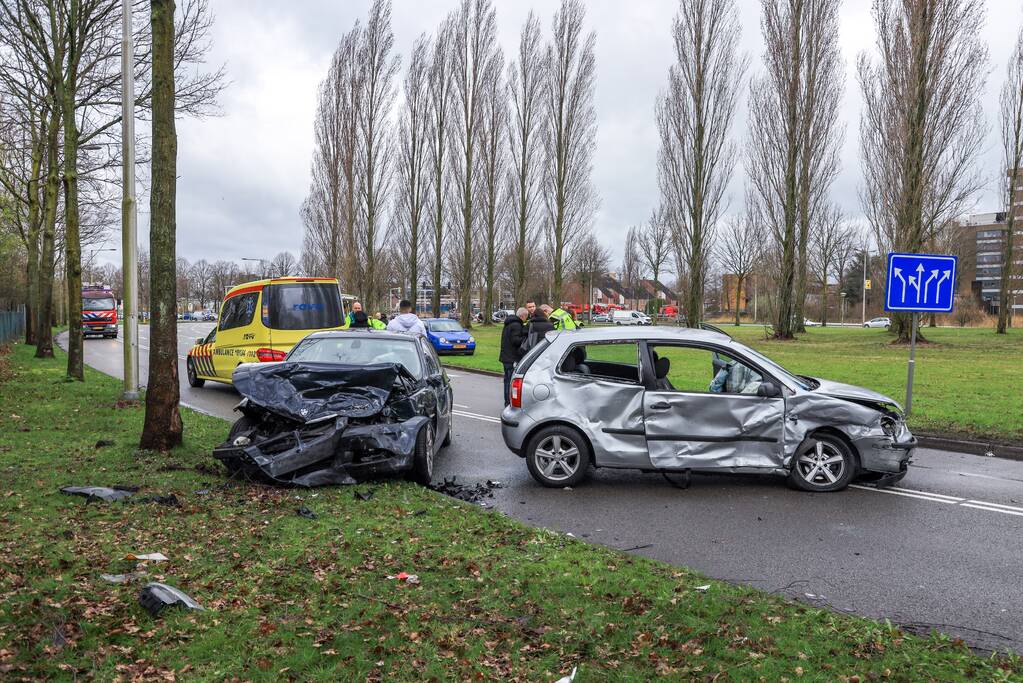 Twee auto's frontaal gebotst