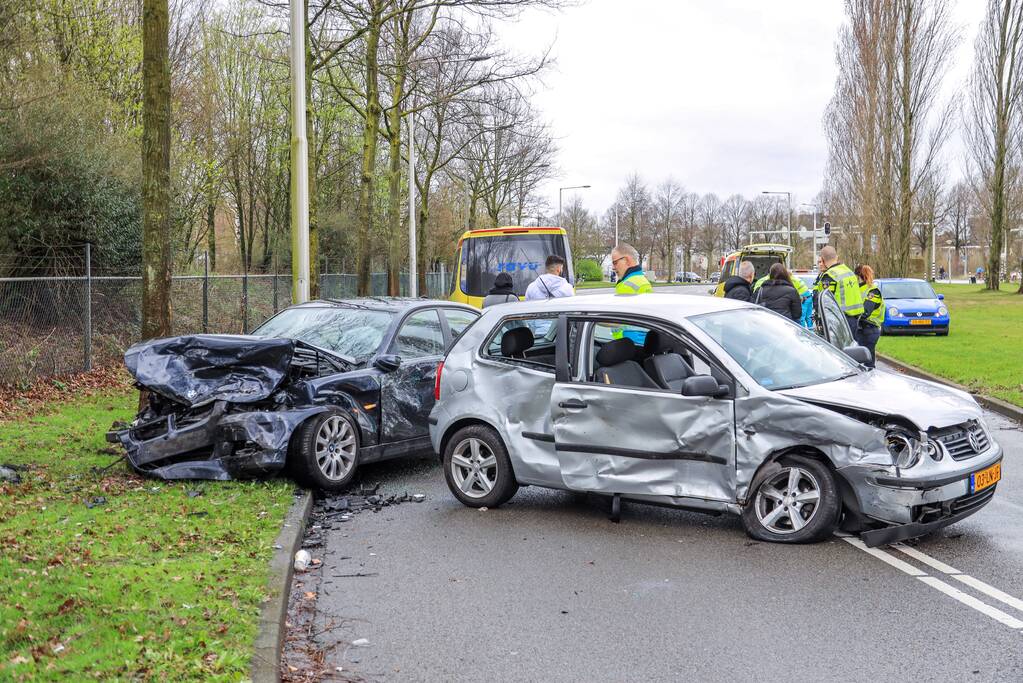 Twee auto's frontaal gebotst
