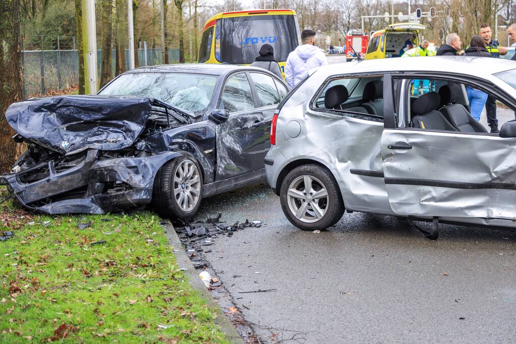 Twee auto's frontaal gebotst