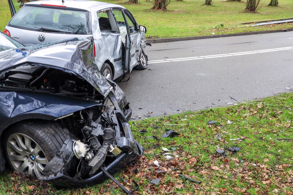 Twee auto's frontaal gebotst