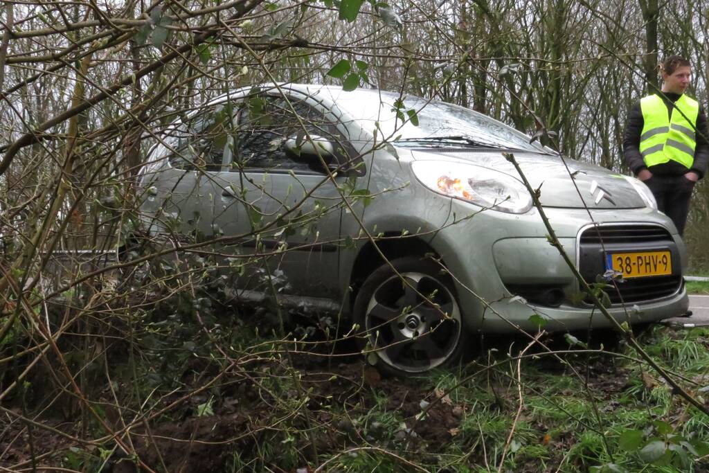 Auto uit de bocht gevlogen