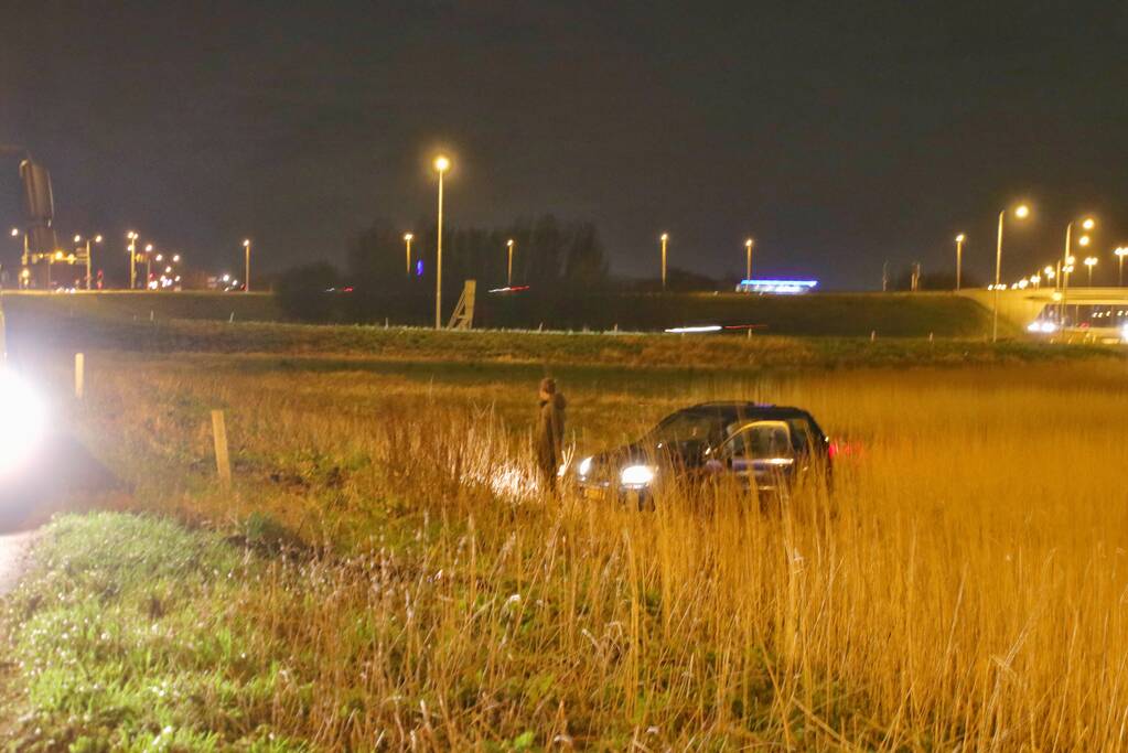 Auto raakt van de weg