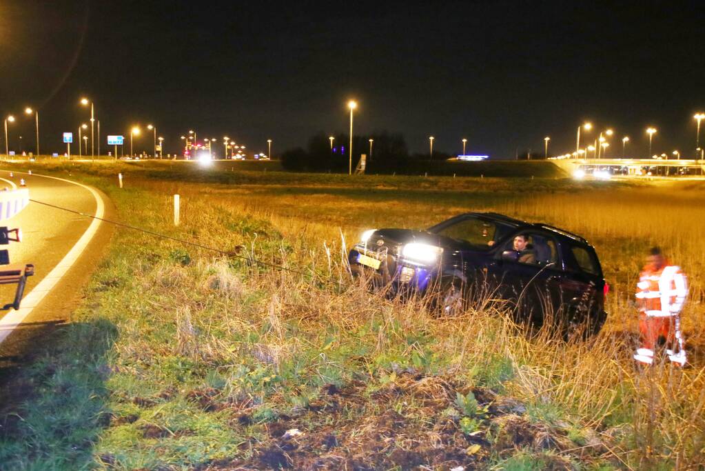 Auto raakt van de weg