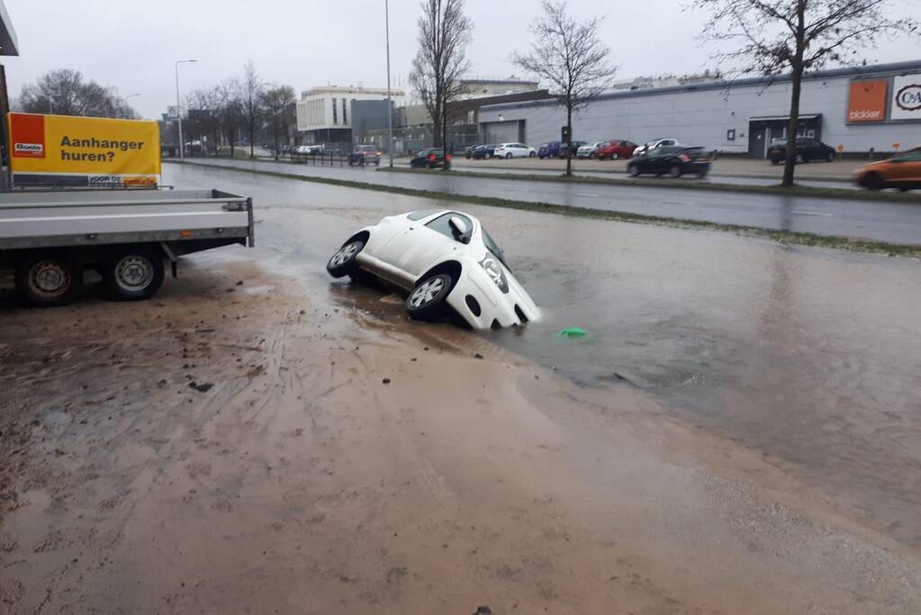 Auto verdwijnt in sinkhole