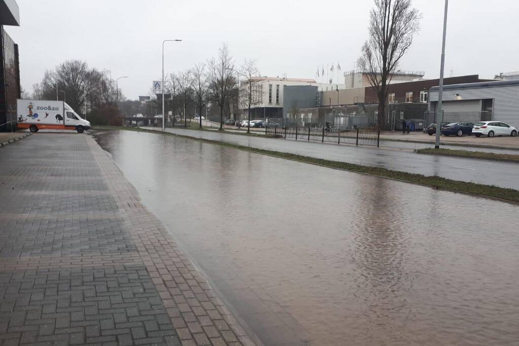 Auto verdwijnt in sinkhole