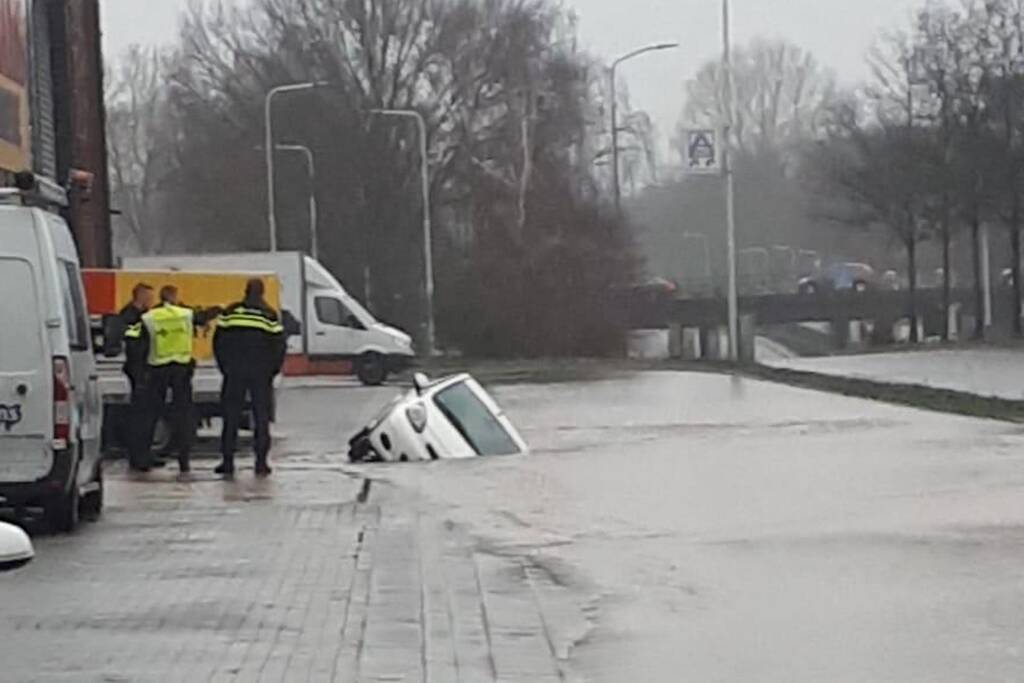 Auto verdwijnt in sinkhole