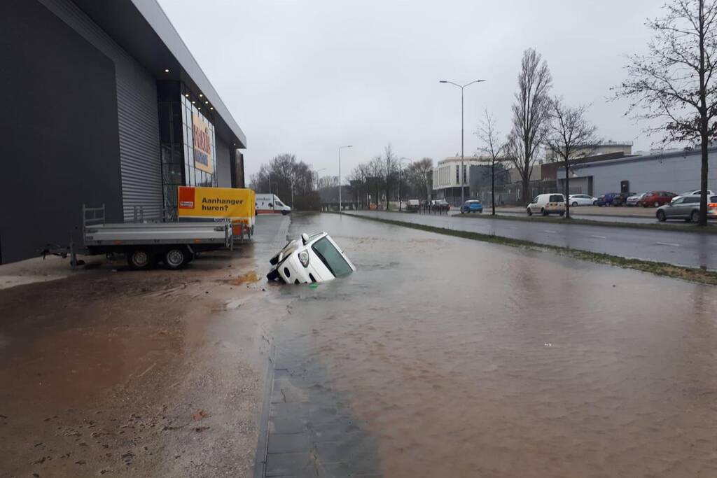 Auto verdwijnt in sinkhole