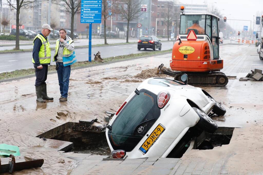 Auto verdwijnt in sinkhole