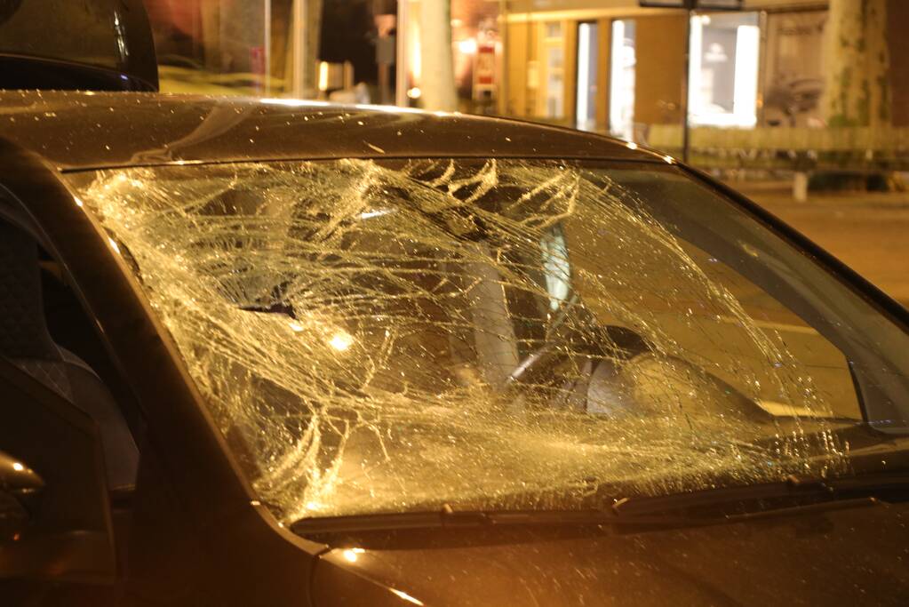 Maaltijdbezorger gewond bij aanrijding