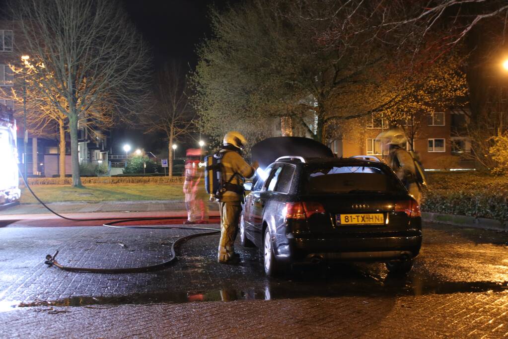 Auto brandt uit op parkeerplaats station