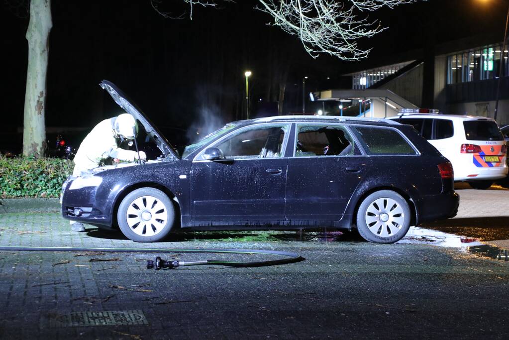 Auto brandt uit op parkeerplaats station