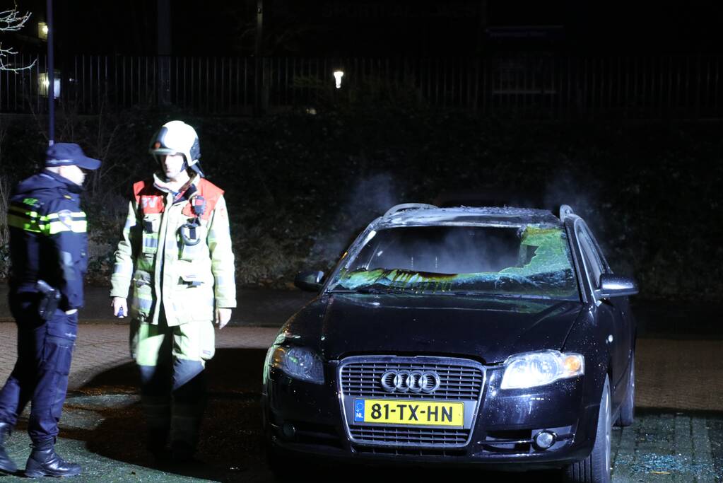 Auto brandt uit op parkeerplaats station